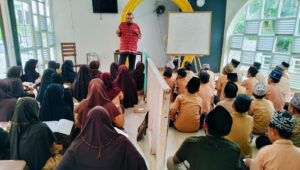 Bule Amerika, Abdulah Mohamed sedang mengajar Bahasa Inggris di depan santri ABRAD, Sabtu (03/05/2025).