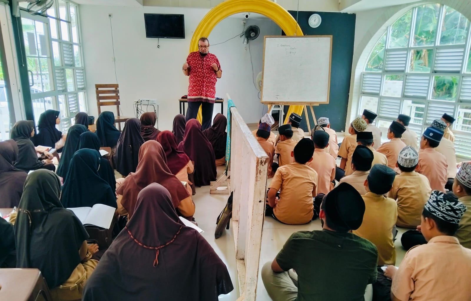 Bule Amerika, Abdulah Mohamed sedang mengajar Bahasa Inggris di depan santri ABRAD, Sabtu (03/05/2025).